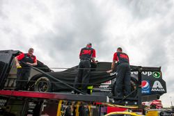 El Auto de Jeff Gordon, Hendrick Motorsports Chevrolet is unloaded