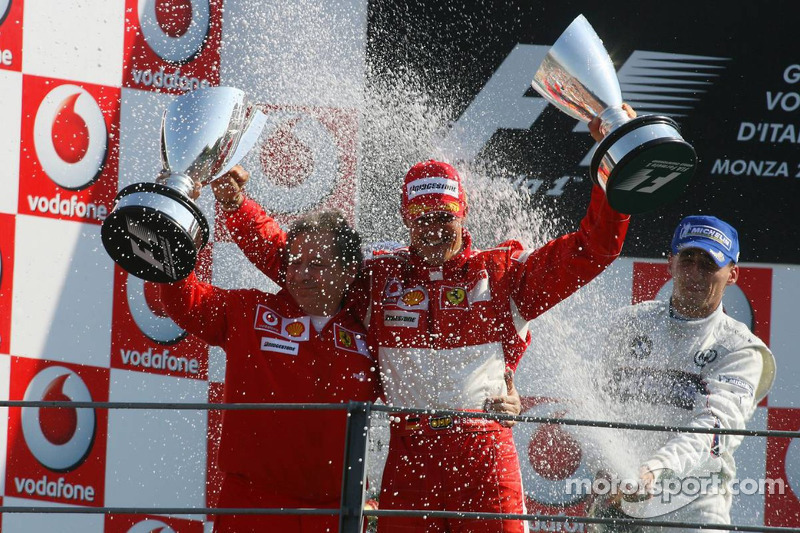 Podium: Champagner für Michael Schumacher und Jean Todt