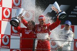 Podium: douche de champagne pour Michael Schumacher et Jean Todt