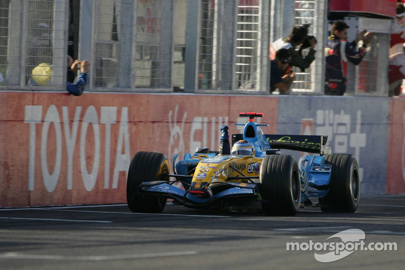 Ganador de la carrera Fernando Alonso celebra