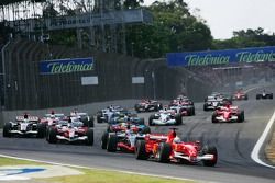 Départ : Felipe Massa prend la tête devant Kimi Räikkönen, Jarno Trulli, Giancarlo Fisichella et FernandoAlonso