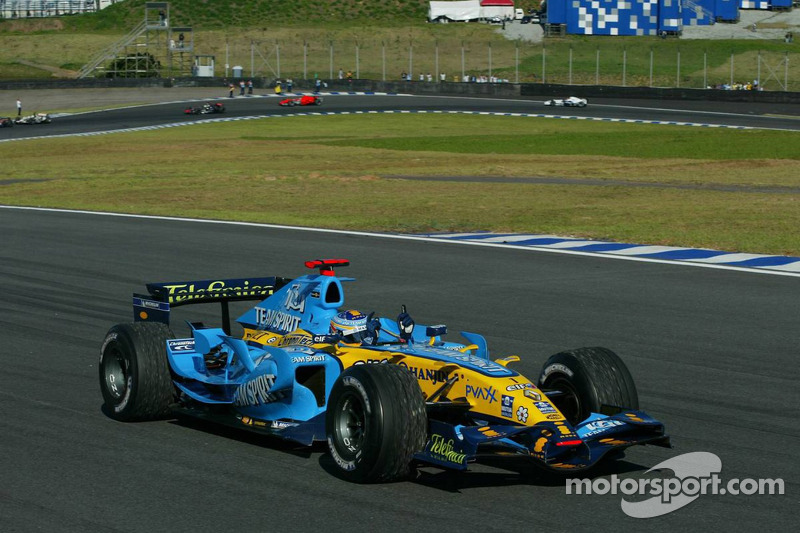 Le Champion du Monde de F1 2006 Fernando Alonso célèbre