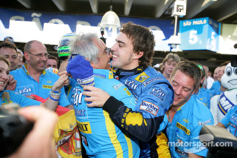 Fernando Alonso, campeón del mundo de F1 2006, con Flavio Briatore