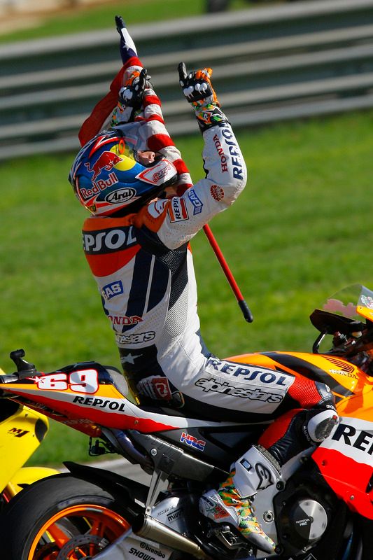 El Campeón Mundial de MotoGP 2006 Nicky Hayden celebra