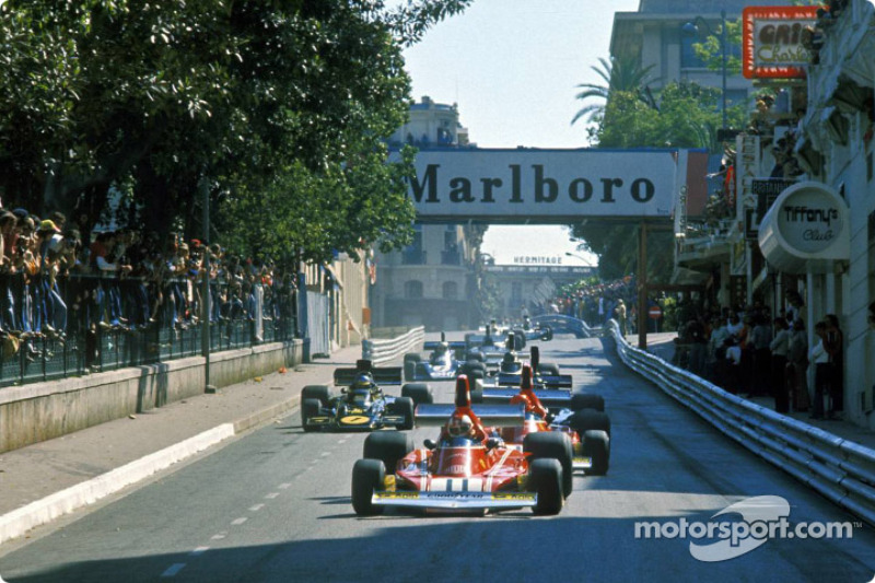 Erste Runde: Clay Regazzoni vor Ferrari-Teamkollege Niki Lauda