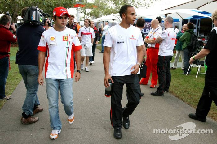 Felipe Massa, Scuderia Ferrari, y Lewis Hamilton, McLaren Mercedes