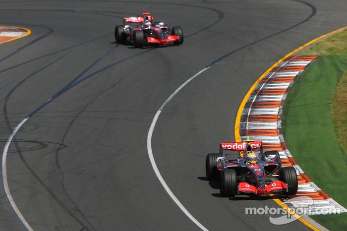 Alonso pressionou Hamilton na pista, mas o espanhol só passaria pelo inglês nos boxes