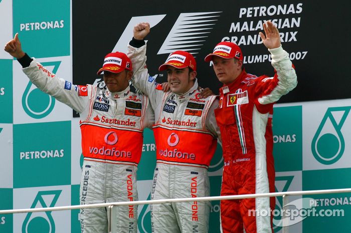 Podio: ganador de la carrera Fernando Alonso, segundo lugar Lewis Hamilton y tercer lugar Kimi Raikk