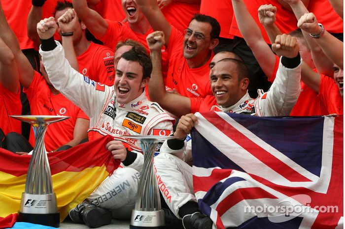 Celebración de la victoria con el equipo McLaren: Lewis Hamilton, Fernando Alonso
