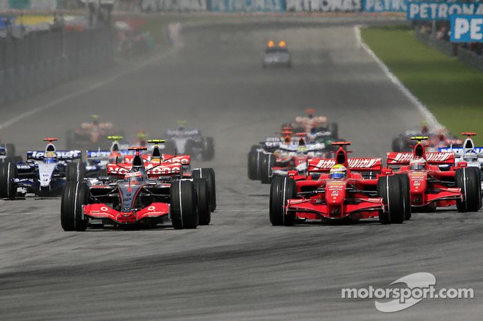 Salida: Fernando Alonso, McLaren Mercedes, MP4-22 y Felipe Massa, Scuderia Ferrari