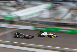Josef Newgarden, CFH Racing Chevrolet and James Hinchcliffe, Schmidt Peterson Motorsports Honda