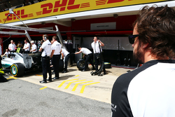 Фернандо Алонсо, McLaren наблюдает за тренировкой пит-стопа Mercedes AMG F1