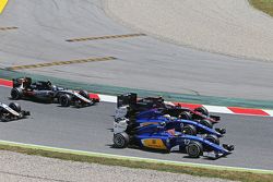 Felipe Nasr, Sauber C34, Marcus Ericsson, Sauber C34 y Jenson Button, McLaren MP4-30 al comienzo de 