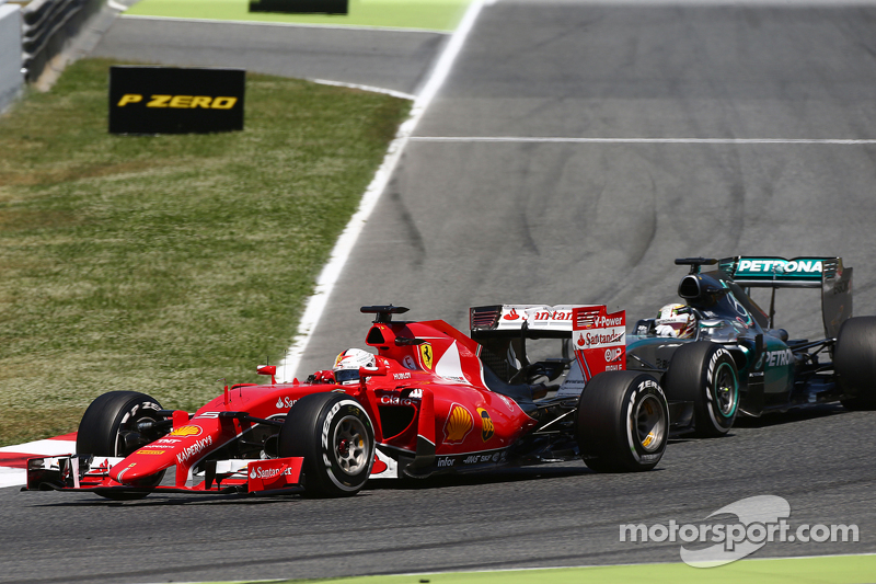 Sebastian Vettel, Ferrari SF15-T y Lewis Hamilton, Mercedes AMG F1 W06, pelean por la posición.