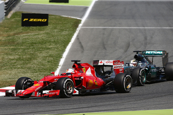Sebastian Vettel, Ferrari SF15-T en Lewis Hamilton, Mercedes AMG F1 W06, strijden om positie
