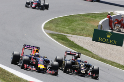 Daniel Ricciardo, Red Bull Racing RB11 et Romain Grosjean, Lotus F1 E23 en lutte pour une position