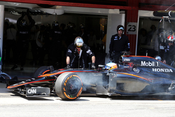 Фернандо Алонсо, McLaren MP4-30 сходит с гонки