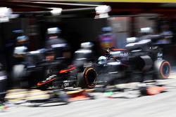 Fernando Alonso, McLaren MP4-30, se retira de la carrera