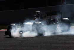 Pascal Wehrlein, Mercedes AMG F1 W06 bloque une roue au freinage