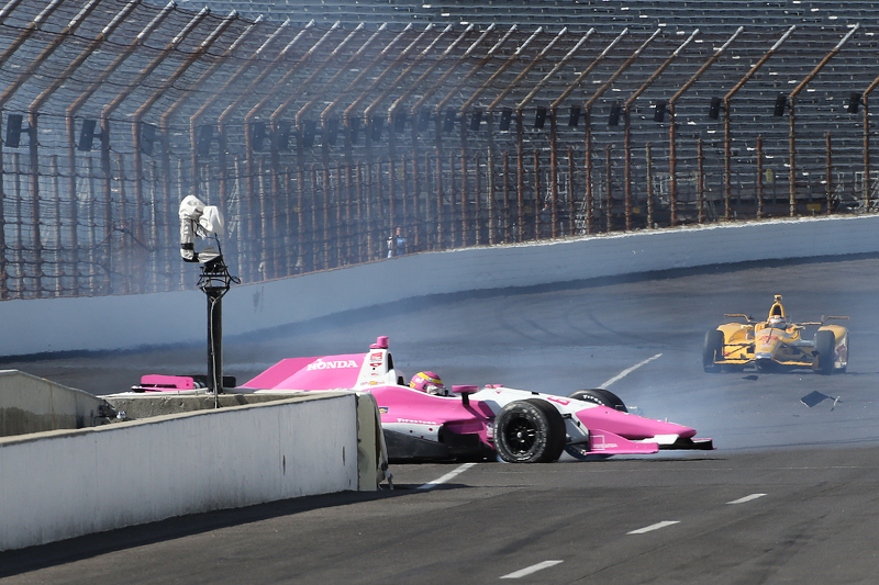 Pippa Mann, Dale Coyne Racing Honda dans un gros accident