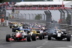 El inicio: Jake Dennis, Prema Powerteam Dallara Mercedes-Benz, lidera la carrera