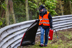 Un commissaire nettoie la piste