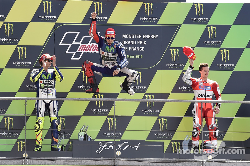 Pódio: segundo lugar Valentino Rossi, vencedor Jorge Lorenzo, Yamaha Factory Racing e terceiro lugar Andrea Dovizioso, Ducati Team