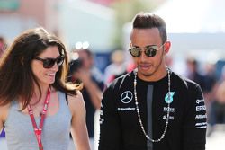 (E para D): Cyndie Allemann, piloto, com Lewis Hamilton, Mercedes AMG F1