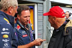 (da esquerda para a direita): Dr Helmut Marko, consultor da Red Bull Motorsport com Christian Horner, diretor da Red Bull Racing Team e Niki Lauda, diretor da Mercedes