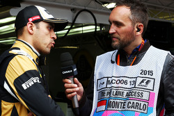 Pastor Maldonado, Lotus F1 Team avec Frank Montangy, Canal+ TV