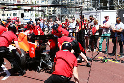 Manor F1 Team s'entraine aux arrêts aux stands, sous les yeux de Chris Evans, animateur radio
