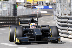 Martin Brundle, Sky Sports Comentarista demuestra el neumático Pirelli de 18 con un auto de GP2