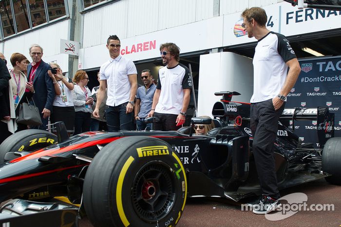 (De izquierda a derecha): Cristiano Ronaldo, Fernando Alonso y Jenson Button
