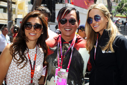 Fabiana Flosi, Frau von Bernie Ecclestone, und Carmen Jorda, Lotus F1 Team Entwicklungsfahrerin, in der Startaufstellung