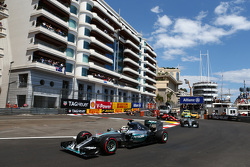 Льюис Хэмилтон, Mercedes AMG F1 лидирует на старте гонки