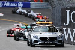 Nico Rosberg, Mercedes AMG F1 W06 lidera detrás del Safety Car