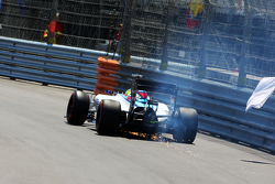 Felipe Massa, Williams FW37 solta faíscas após ficar com o carro danificado na volta inicial