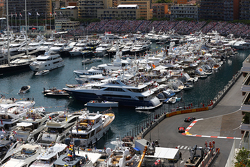 Daniel Ricciardo, Red Bull Racing RB11 devant Kimi Raikkonen, Ferrari SF15-T