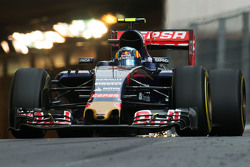 Искры из-под машины Карлоса Сайнса мл., Scuderia Toro Rosso STR10