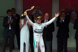 El ganador de la carrera, Nico Rosberg, Mercedes AMG F1 celebra en el podium