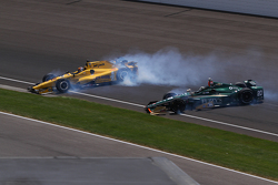Oriol Servia, Rahal Letterman Lanigan Racing Honda y Ed Carpenter, CFH Racing Chevrolet, chocan