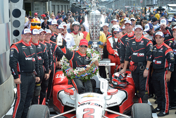 El ganador Juan Pablo Montoya, Team Penske Chevrolet celebra