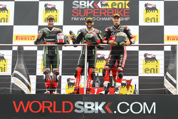 Course 2 - Podium : le deuxième, Jonathan Rea, Kawasaki, le vainqueur, Tom Sykes, Kawasaki, et le troisième, Chaz Davies, Ducati Team