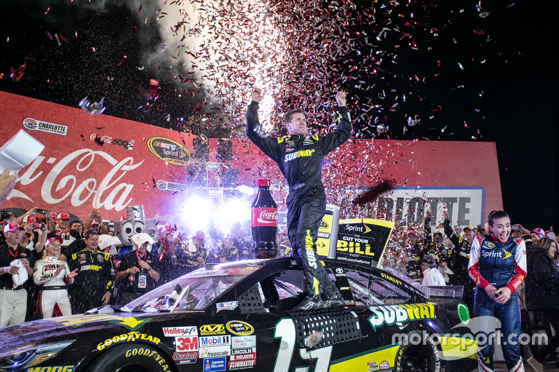 El ganador de la carrera, Carl Edwards, Joe Gibbs Racing Toyota