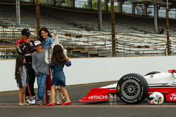 El ganador de la carrera, Juan Pablo Montoya, Team Penske Chevrolet, en la sesión de fotos del ganad