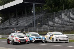 Джанни Морбиделли, Honda, Стефано Комини, SEAT, и Оскар Ногес, Opel