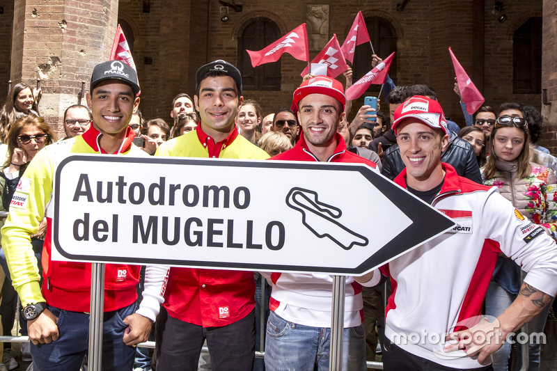 Yonny Hernandez e Danilo Petrucci, Pramac Racing Ducati, con Andrea Iannone ed Andrea Dovizioso, Ducati Team, in Piazza del Campo a Siena