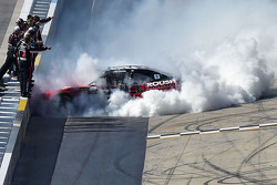 Ganador de la Carrera Chris Buescher, Roush Fenway Racing Ford celebra
