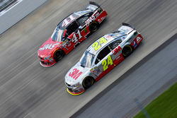 Jeff Gordon, Hendrick Motorsports Chevrolet and Kurt Busch, Stewart-Haas Racing Chevrolet
