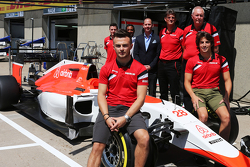 Will Stevens, Manor F1 Team et Roberto Merhi, Manor F1 Team; Graeme Lowdon et John Booth, Manor F1 Team Team Principal, lors de la présentation du sponsor airbnb